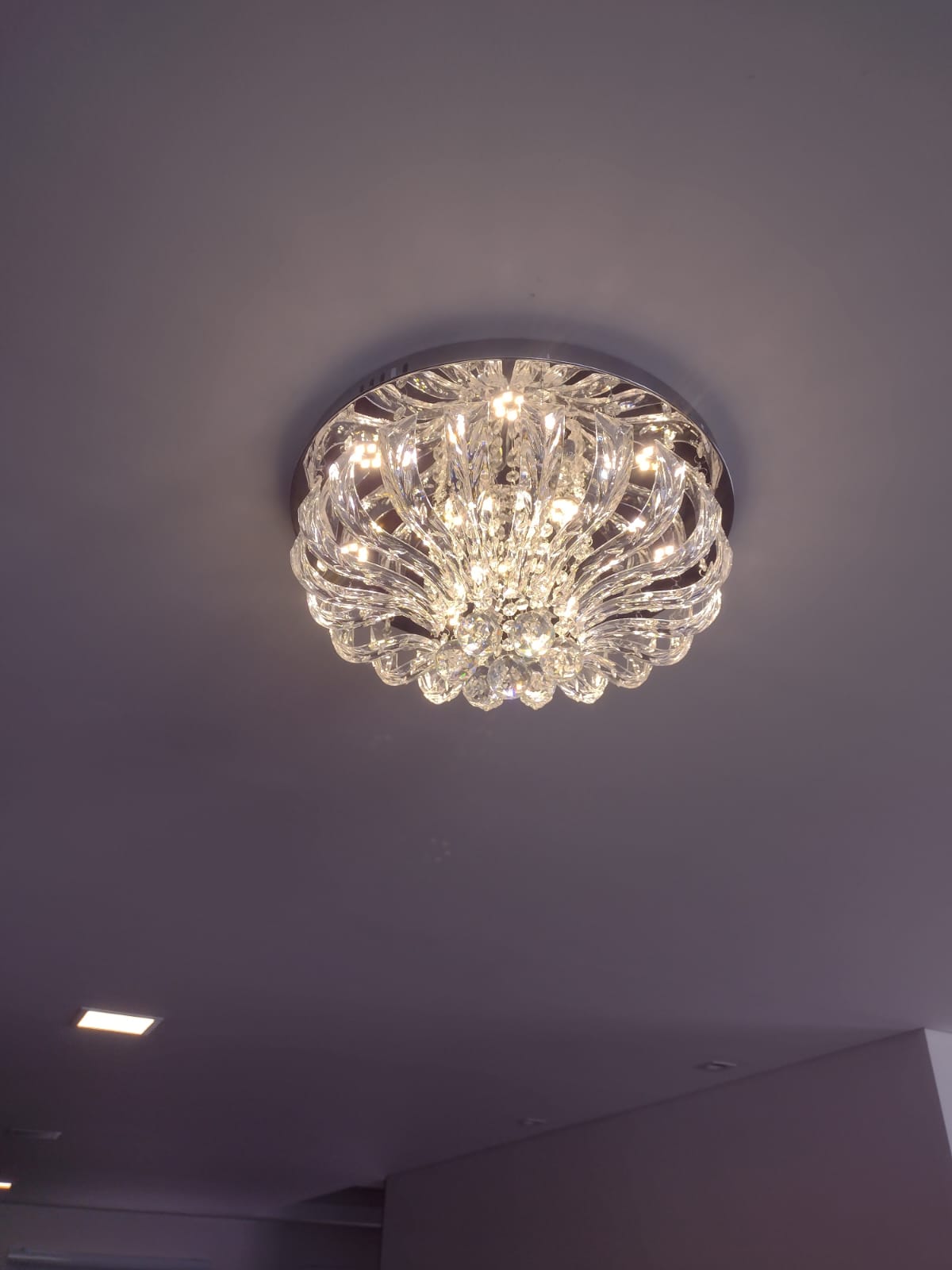Plafon de cristal instalado e aceso no teto