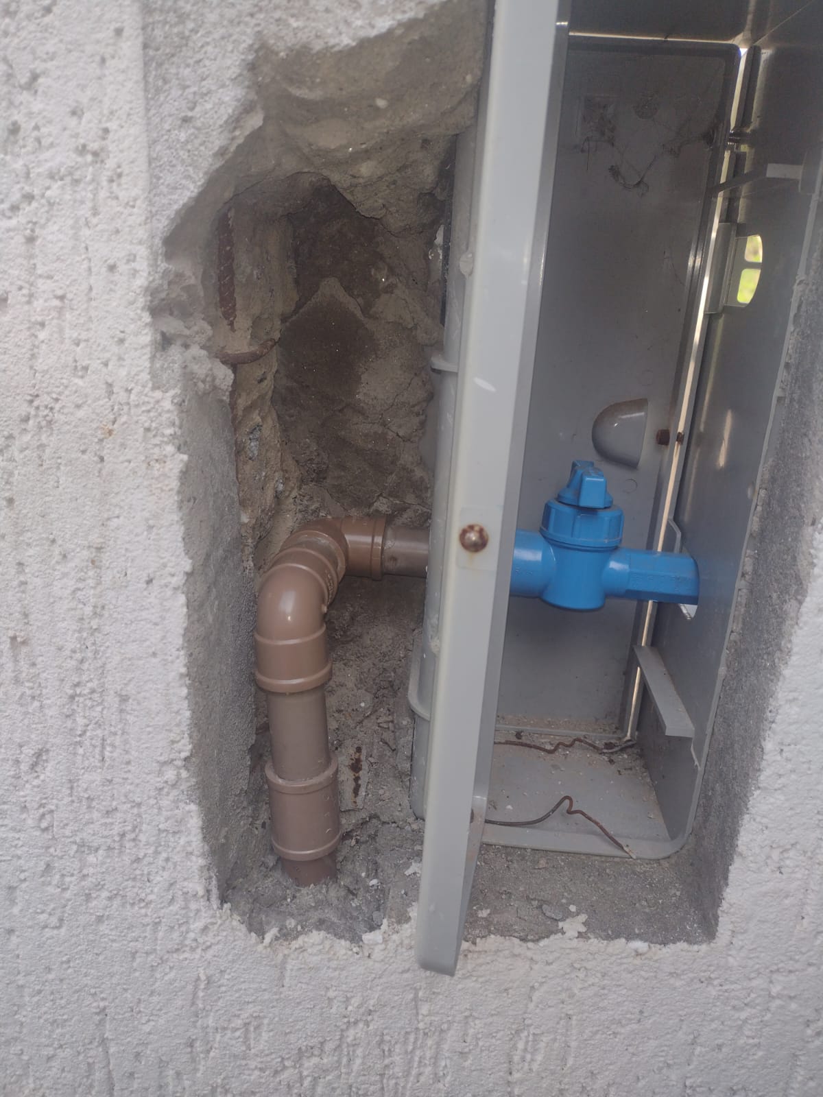Registro azul embutido na parede com caixa de proteção e tubulação corrigida