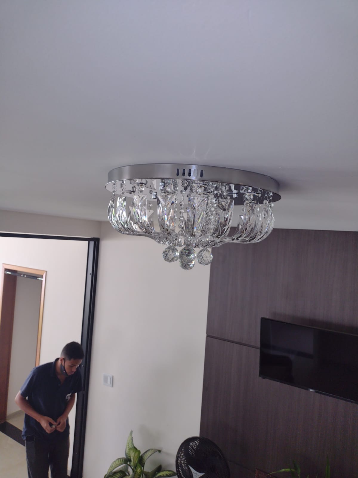 Lustre de cristal instalado no teto de uma sala de estar